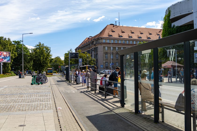 Przystanek autobusowy na ul. Suchej przy Dworcu Głównym i Wroclavii.