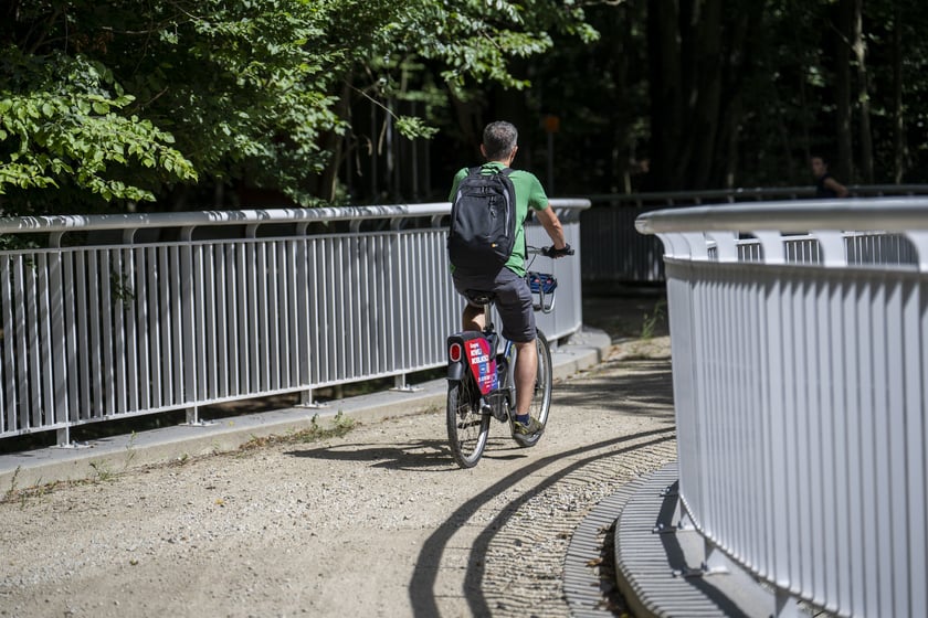 Rowerzysta przejeżdżający przez kładkę nad Widawą.