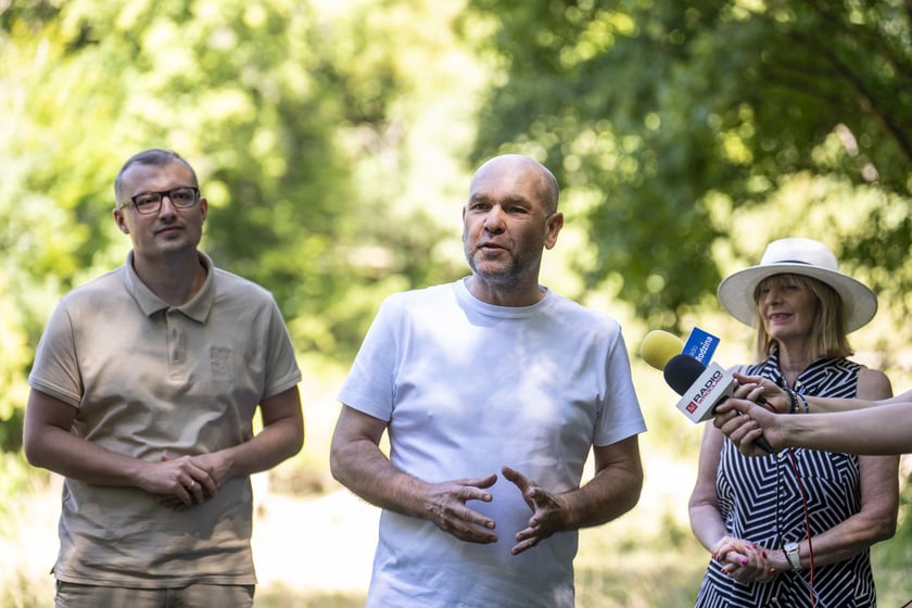 Arkadiusz Poprawa (w środku, w białej koszulce), burmistrz gminy Oborniki Śląskie.