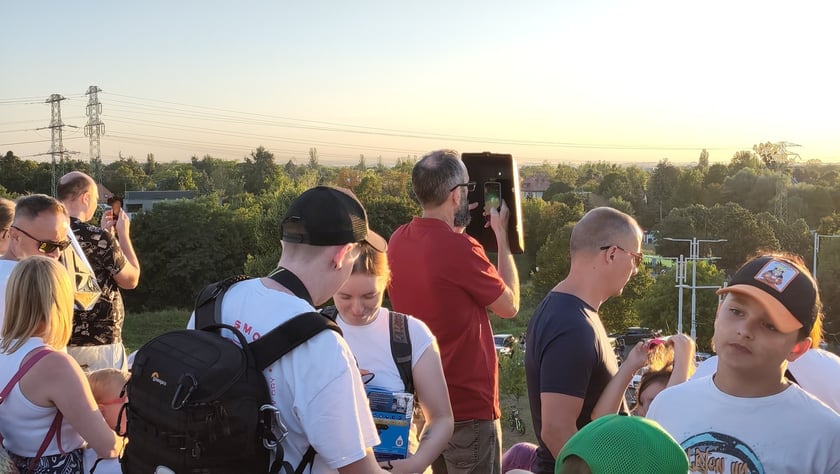 Wrocławianie obserwują zaćmienie Słońca ze Wzgórza Oporowskiego.