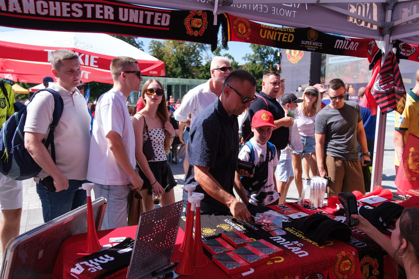 Kibice Manchesteru United i AC Milan spędzają czas przed meczem w strefie kibica na Placu Wolności.