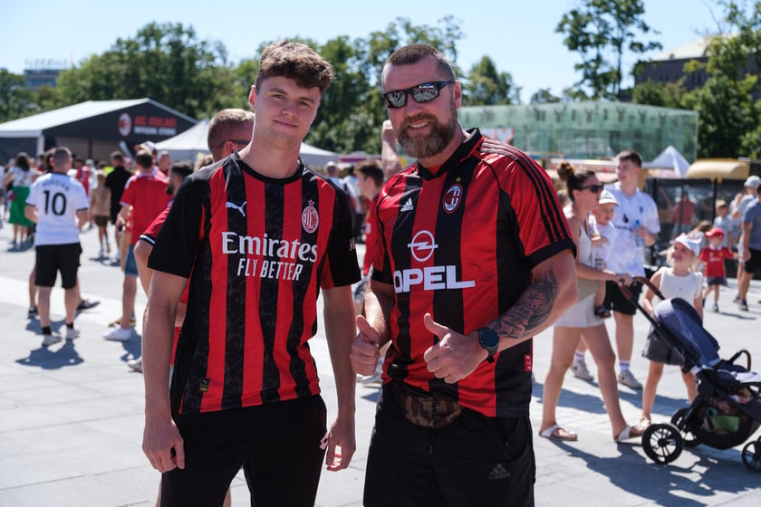 Kibice Manchesteru United i AC Milan spędzają czas przed meczem w strefie kibica na Placu Wolności.