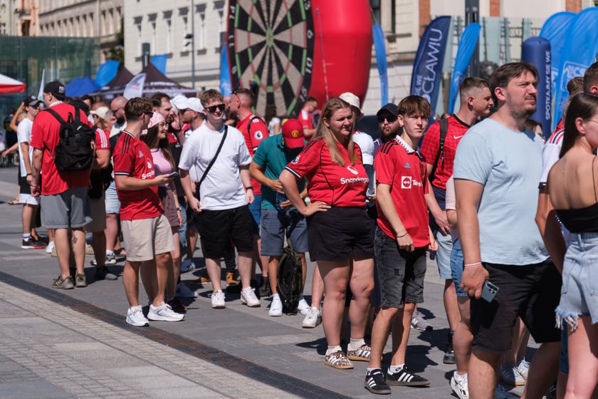 Kibice Manchesteru United i AC Milan spędzają czas przed meczem w strefie kibica na Placu Wolności.