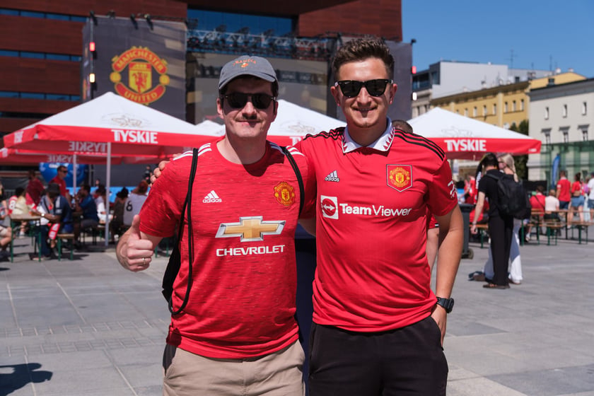 Kibice Manchesteru United i AC Milan spędzają czas przed meczem w strefie kibica na Placu Wolności.