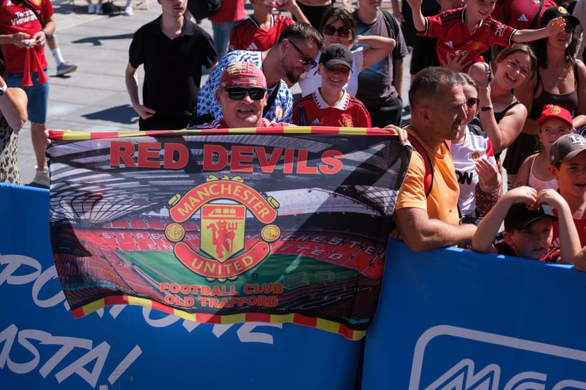Kibice Manchesteru United i AC Milan spędzają czas przed meczem w strefie kibica na Placu Wolności.