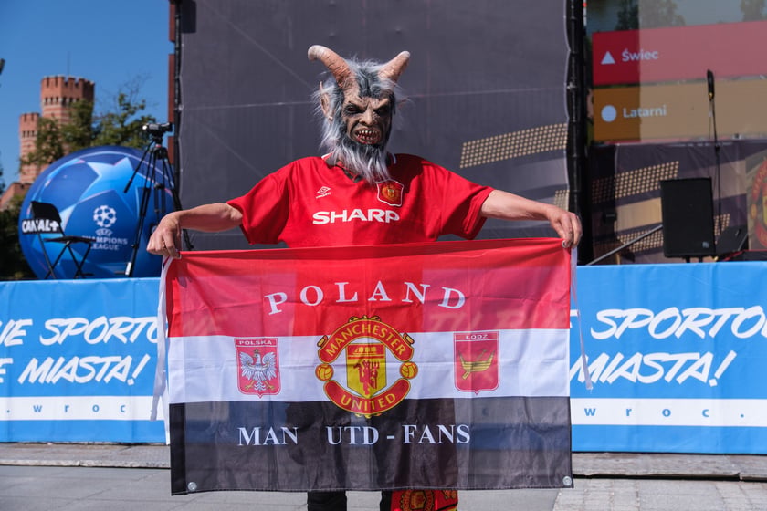 Kibice Manchesteru United i AC Milan spędzają czas przed meczem w strefie kibica na Placu Wolności.