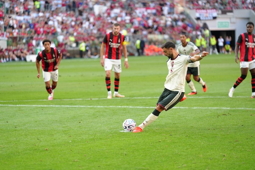Bruno Fernandes egzekwuje rzut karny.