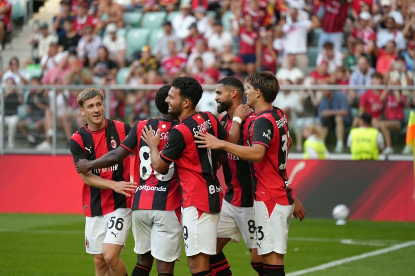 Piłkarze AC Milan cieszą się z kolejnej strzelonej bramki.
