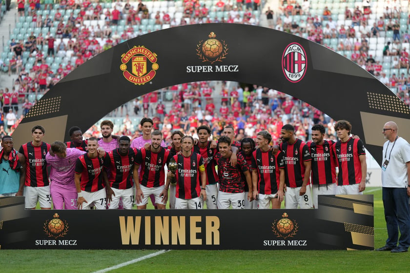 Drużyna AC Milan odbiera puchar za wygranie Super Meczu.