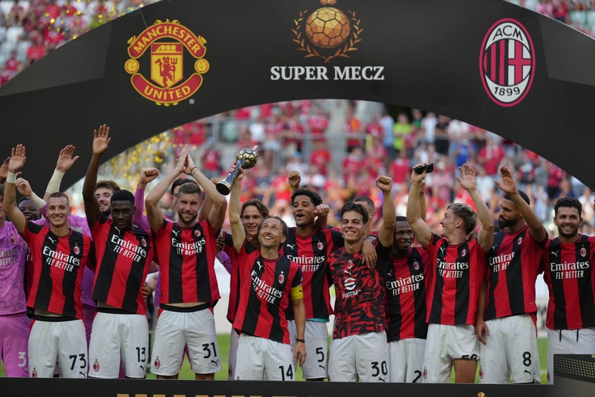 Drużyna AC Milan odbiera puchar za wygranie Super Meczu.