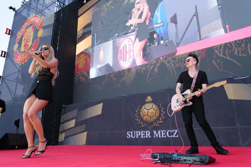 Neya z zespołem Feel The Beat występuje w strefie kibica Super Meczu na Placu Wolności, 15 sierpnia 2026 r.
