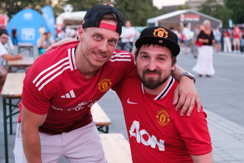 Kibice bawią się po meczu AC Milan - Manchester United na Placu Wolności, 15 sierpnia 2026 r.