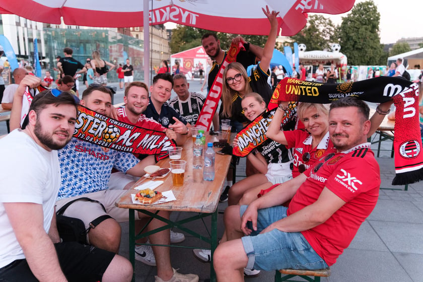 Kibice bawią się po meczu AC Milan - Manchester United na Placu Wolności, 15 sierpnia 2026 r.