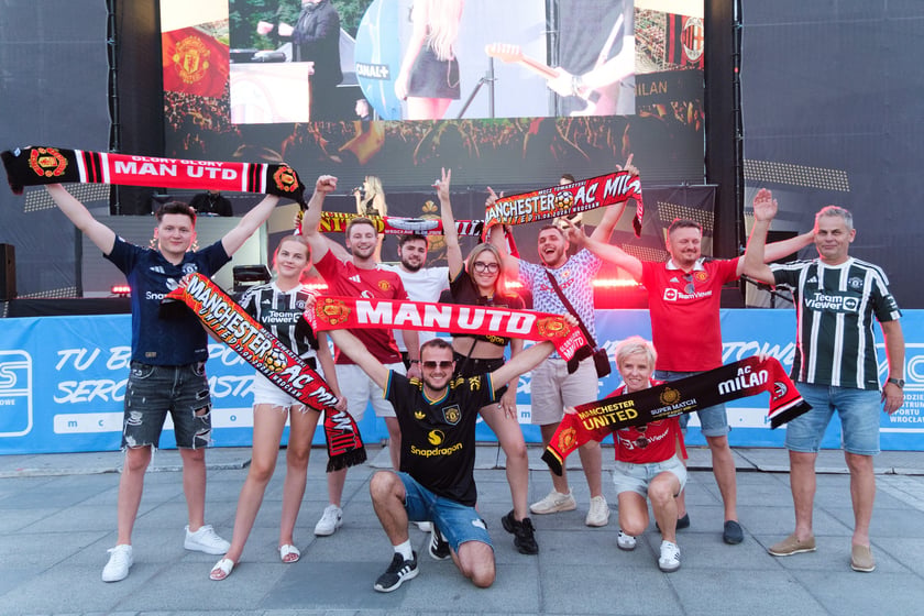 Kibice bawią się po meczu AC Milan - Manchester United na Placu Wolności, 15 sierpnia 2026 r.
