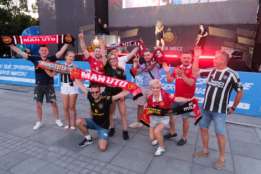 Kibice bawią się po meczu AC Milan - Manchester United na Placu Wolności, 15 sierpnia 2026 r.