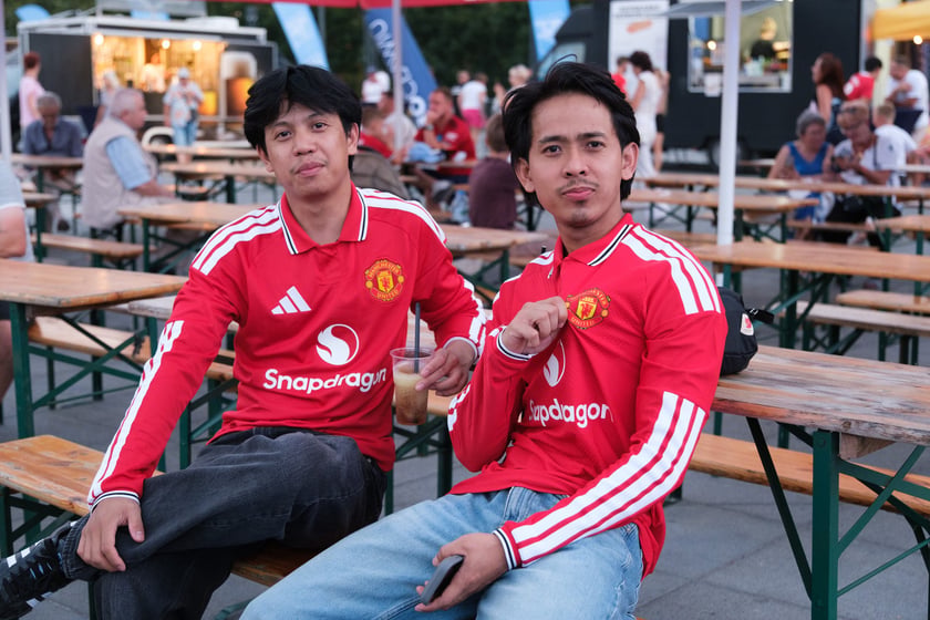 Kibice bawią się po meczu AC Milan - Manchester United na Placu Wolności, 15 sierpnia 2026 r.