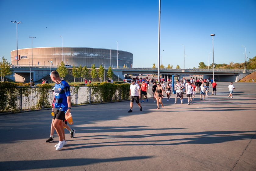 Kibice opuszczają Tarczyński Arena po Super Meczu AC Milan - Manchester United, 15 sierpnia 2026 r.