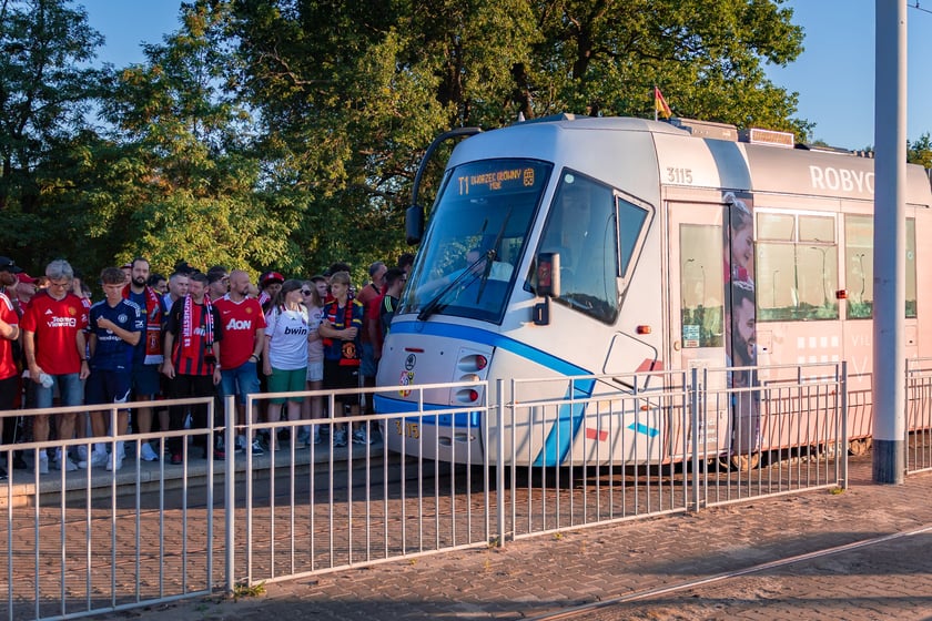 Kibice opuszczają Tarczyński Arena po Super Meczu AC Milan - Manchester United, 15 sierpnia 2026 r.