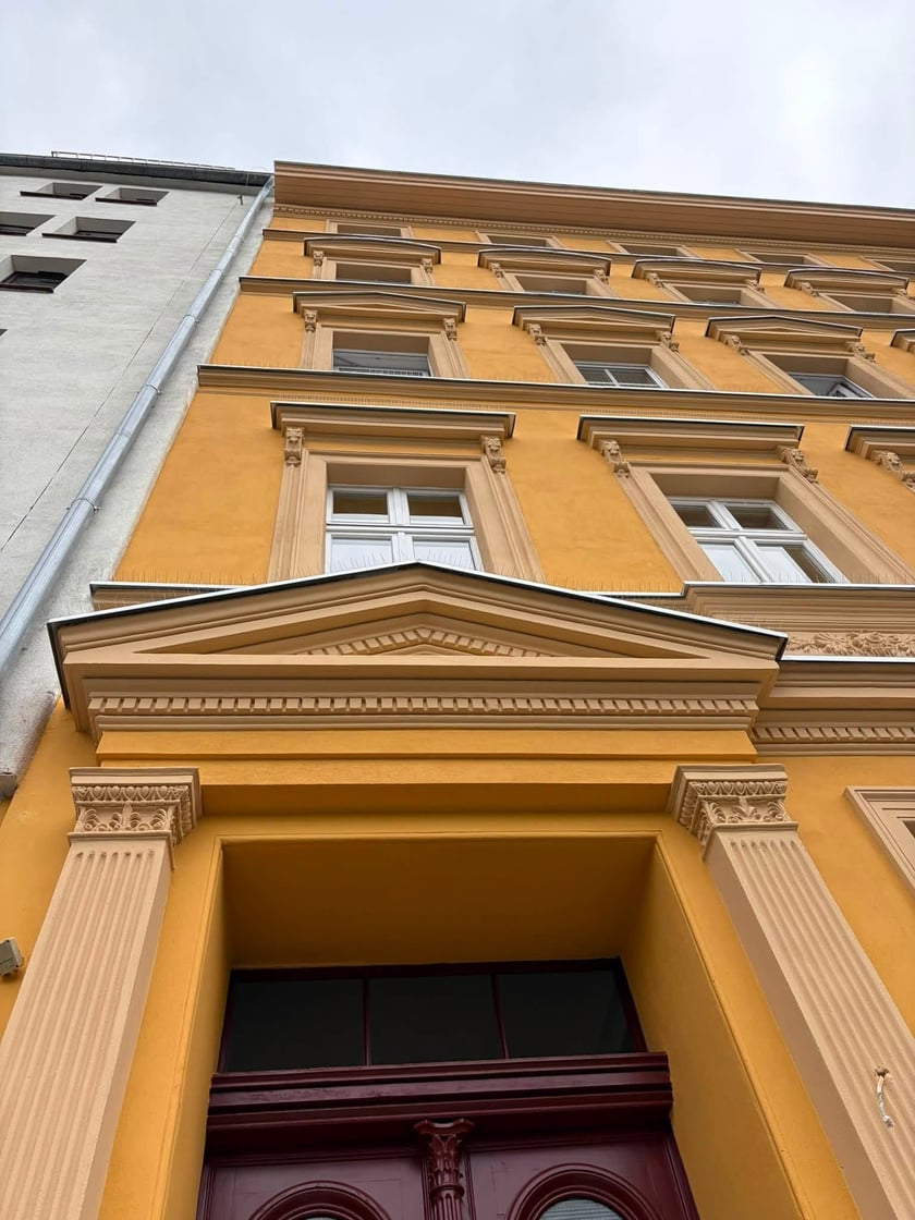 Odnowiona elewacja frontowa kamienicy przy ul. Żeromskiego 5.