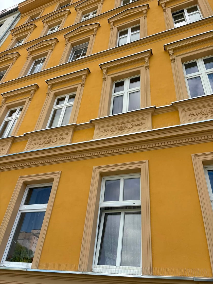 Odnowiona elewacja frontowa kamienicy przy ul. Żeromskiego 5.