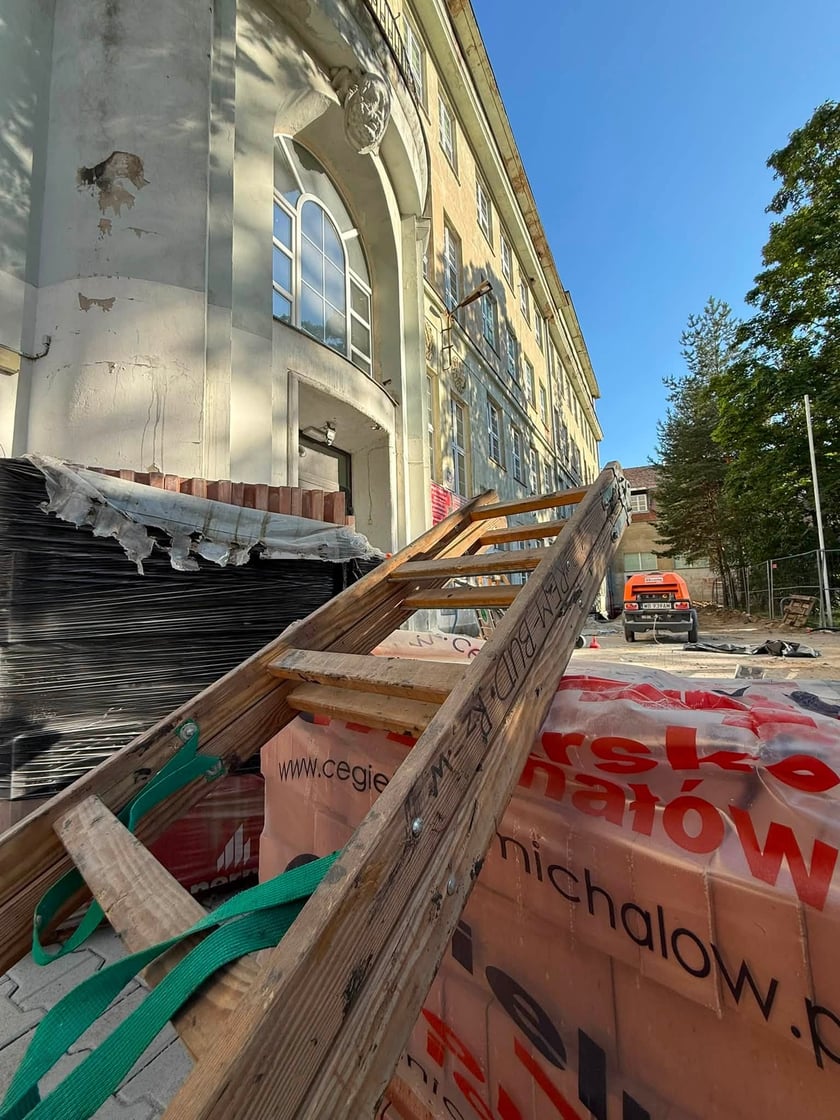 Prace remontowe przy Zespole Szkół nr 1 przy ul. Słubickiej.