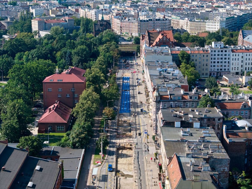 Widok z drona na remontowany odcinek ul. Trzebnickiej.