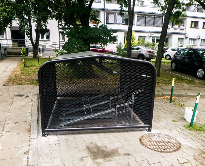wiata rowerowa "chlebak" przy ul. Zegadłowicza.