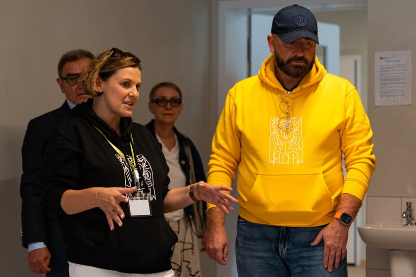 <p>Dyrektorka plac&oacute;wki Karolina Mitelska i prezydent Jacek Sutryk podczas dnia otwartego Zespołu Szkolno-Przedszkolnego nr 27&nbsp;</p>