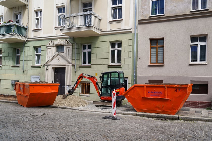 Rozbiórka starego chodnika na Pl. Konstytucji 3 Maja.
