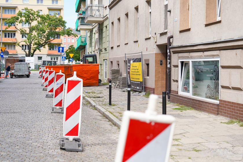 Wygrodzenie jezdni przy chodniku na Pl. Konstytucji 3 Maja, który będzie remontowany.