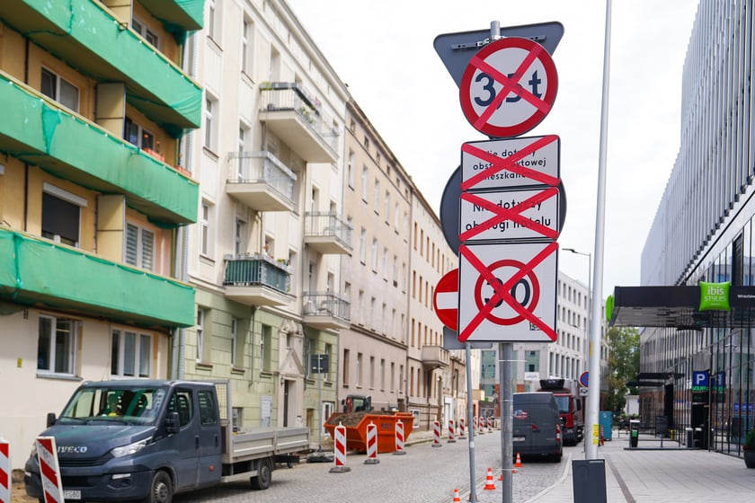Związana z remontem chodnika zmiana organizacji ruchu na Pl. Konstytucji 3 Maja.