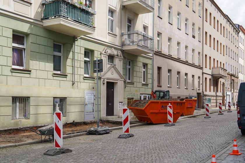 Wygrodzenie jezdni przy chodniku na Pl. Konstytucji 3 Maja, który będzie remontowany.