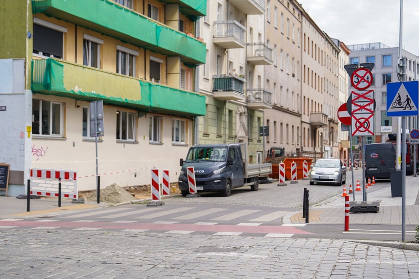 Związana z remontem chodnika zmiana organizacji ruchu na Pl. Konstytucji 3 Maja.