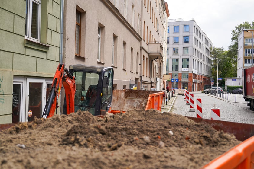 Rozbiórka starego chodnika na Pl. Konstytucji 3 Maja.
