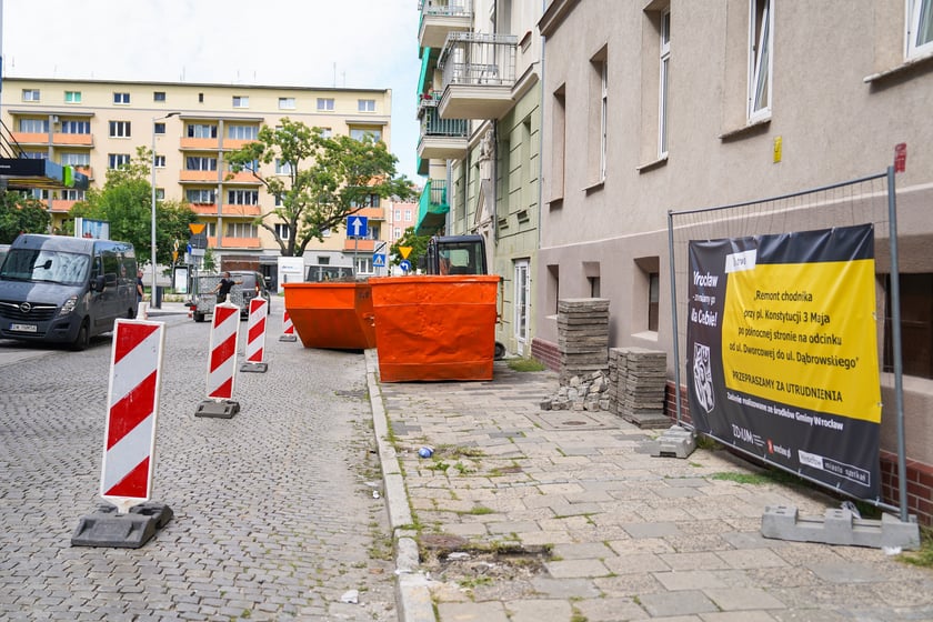 Rozbiórka starego chodnika na Pl. Konstytucji 3 Maja.