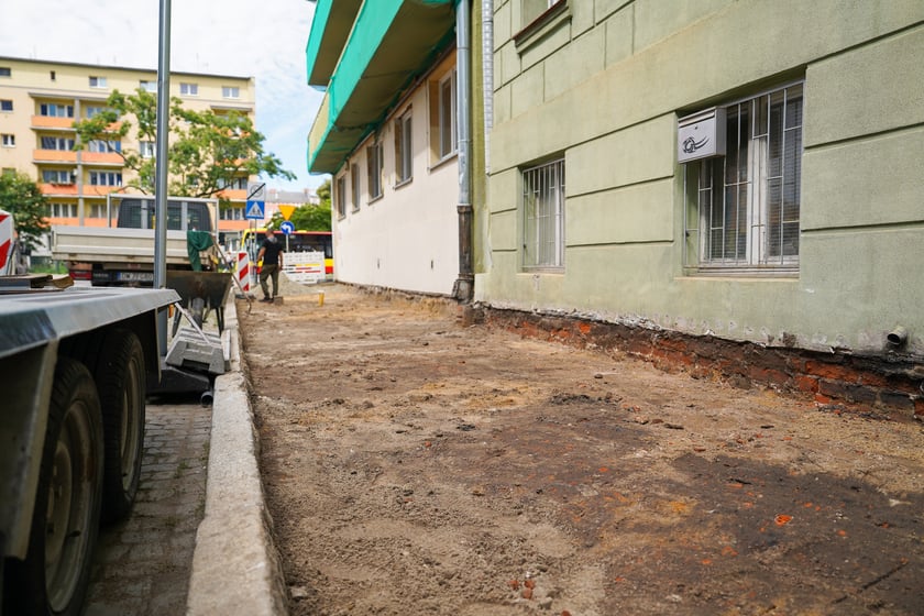 Rozbiórka starego chodnika na Pl. Konstytucji 3 Maja.