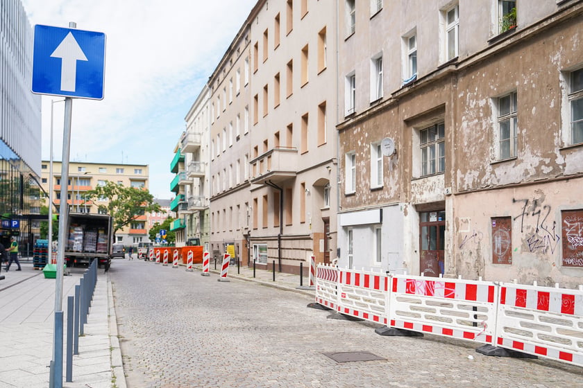 Wygrodzenie jezdni przy chodniku na Pl. Konstytucji 3 Maja, który będzie remontowany.