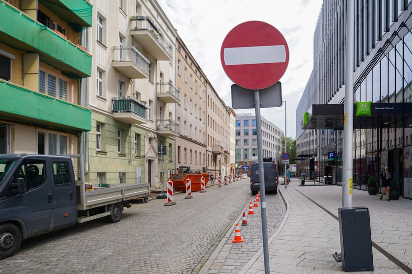 Związana z remontem chodnika zmiana organizacji ruchu na Pl. Konstytucji 3 Maja.