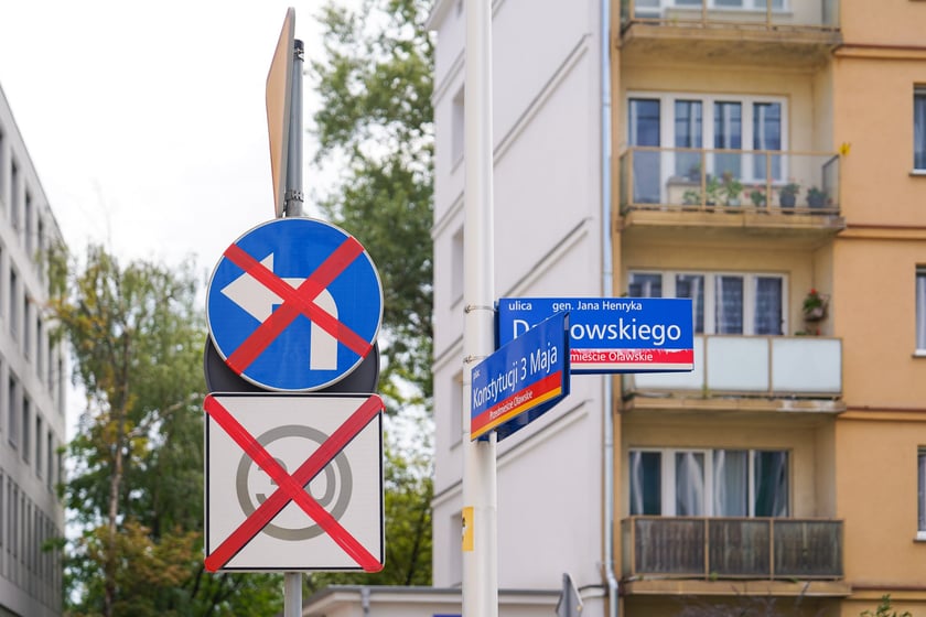 Związana z remontem chodnika zmiana organizacji ruchu na Pl. Konstytucji 3 Maja.