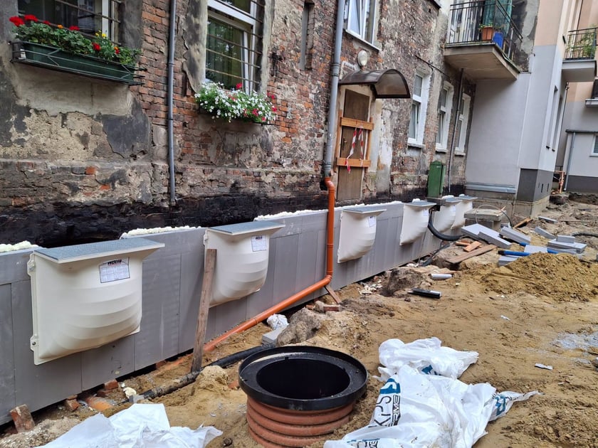 Remont podwórka między kamienicami przy ulicach Nowowiejskiej, Barlickiego, Orzeszkowej i Wyszyńskiego - izolacja fundamentów budynków.