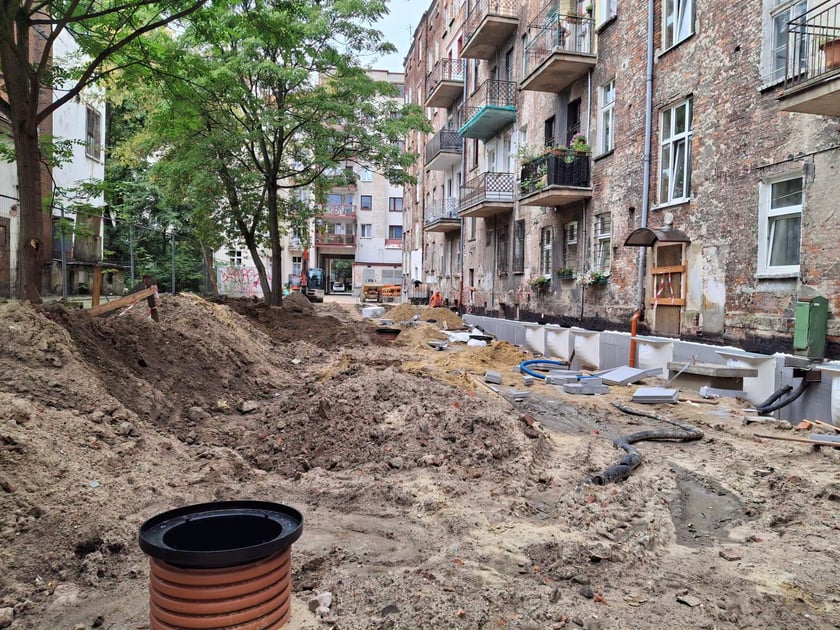 Remont podwórka między kamienicami przy ulicach Nowowiejskiej, Barlickiego, Orzeszkowej i Wyszyńskiego - prace ziemne .