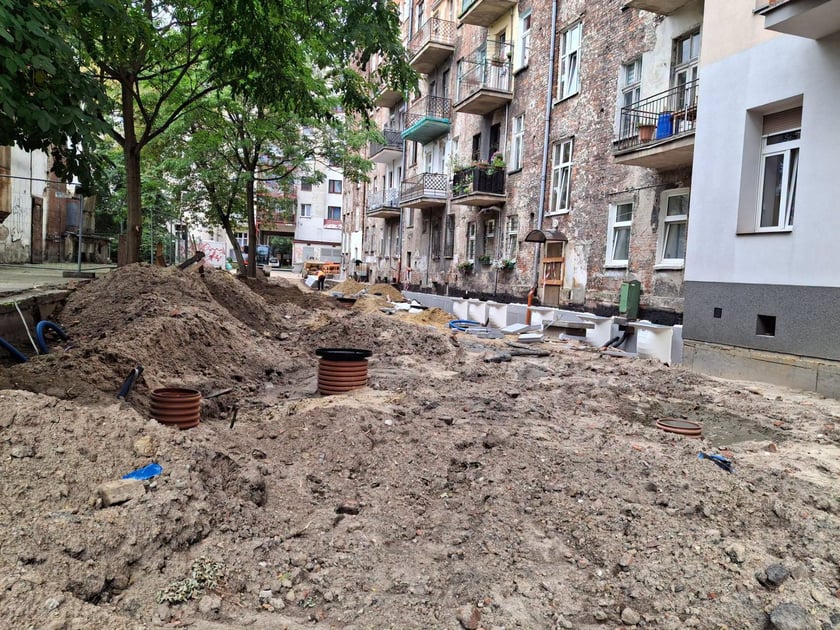 Remont podwórka między kamienicami przy ulicach Nowowiejskiej, Barlickiego, Orzeszkowej i Wyszyńskiego - prace ziemne .