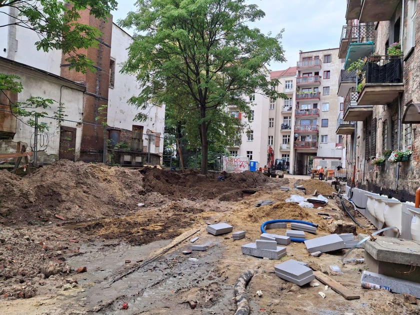 Remont podwórka między kamienicami przy ulicach Nowowiejskiej, Barlickiego, Orzeszkowej i Wyszyńskiego - prace ziemne .