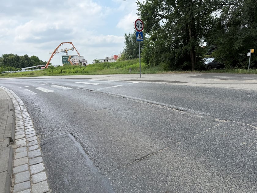 Nawierzchnia ul. Karmelkowej, która zostanie odnowiona w najbliższych miesiącach.