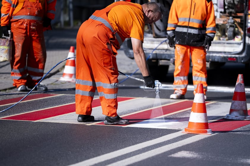 Malowanie pasów na przejściu dla pieszych na ulicy Kwidzyńskiej