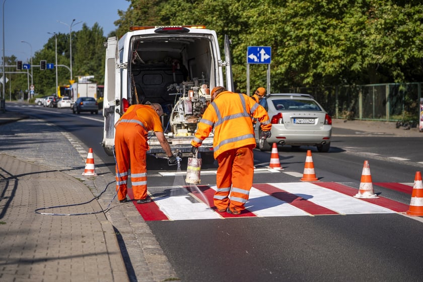 Malowanie pasów na przejściu dla pieszych na ulicy Kwidzyńskiej