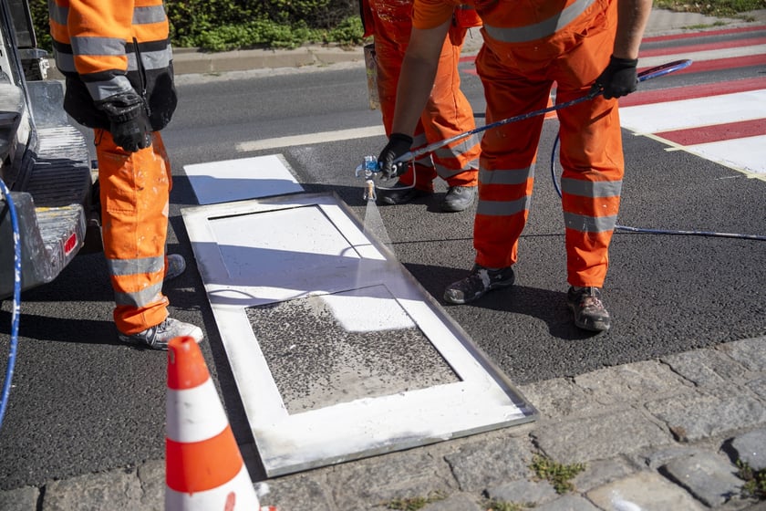 Malowanie pasów na przejściu dla pieszych na ulicy Kwidzyńskiej