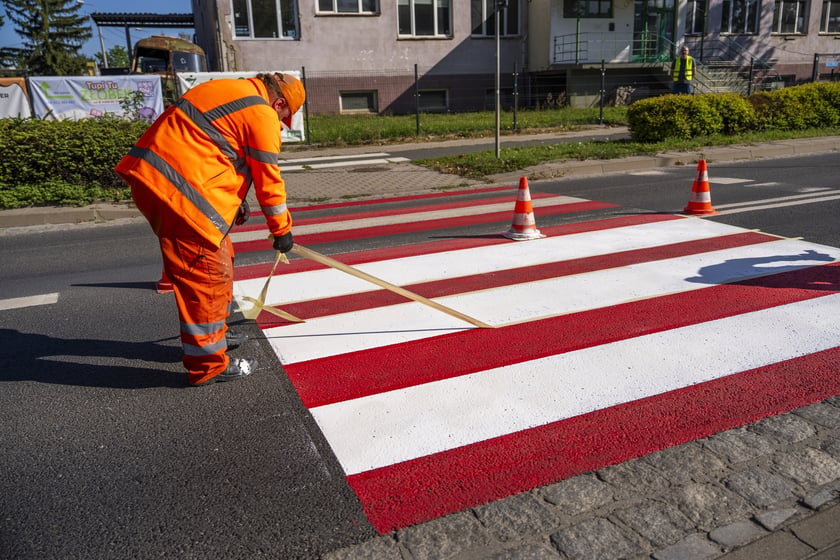 Malowanie pasów na przejściu dla pieszych na ulicy Kwidzyńskiej