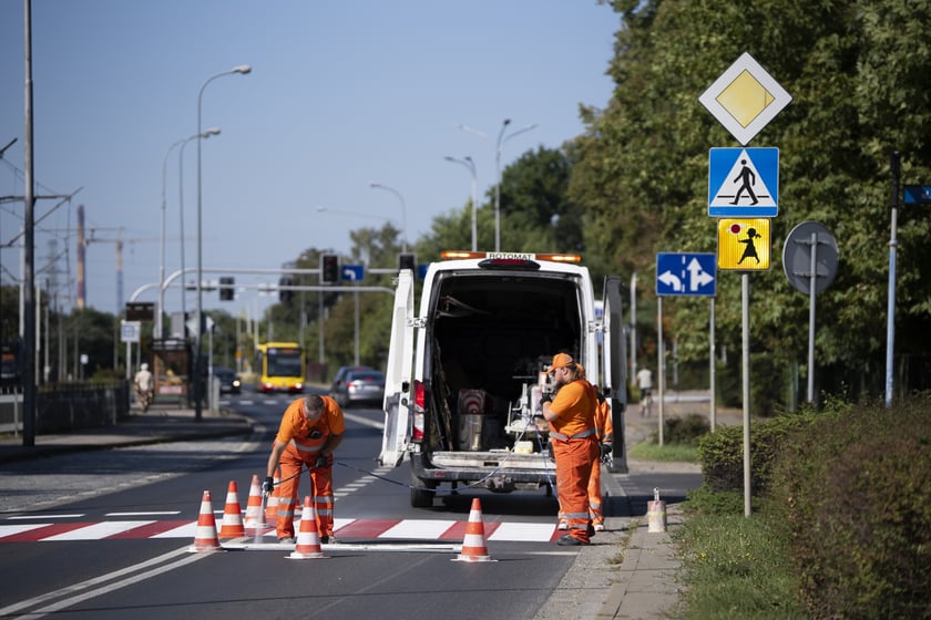 Malowanie pasów na przejściu dla pieszych na ulicy Kwidzyńskiej