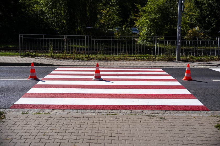 Malowanie pasów na przejściu dla pieszych na ulicy Kwidzyńskiej